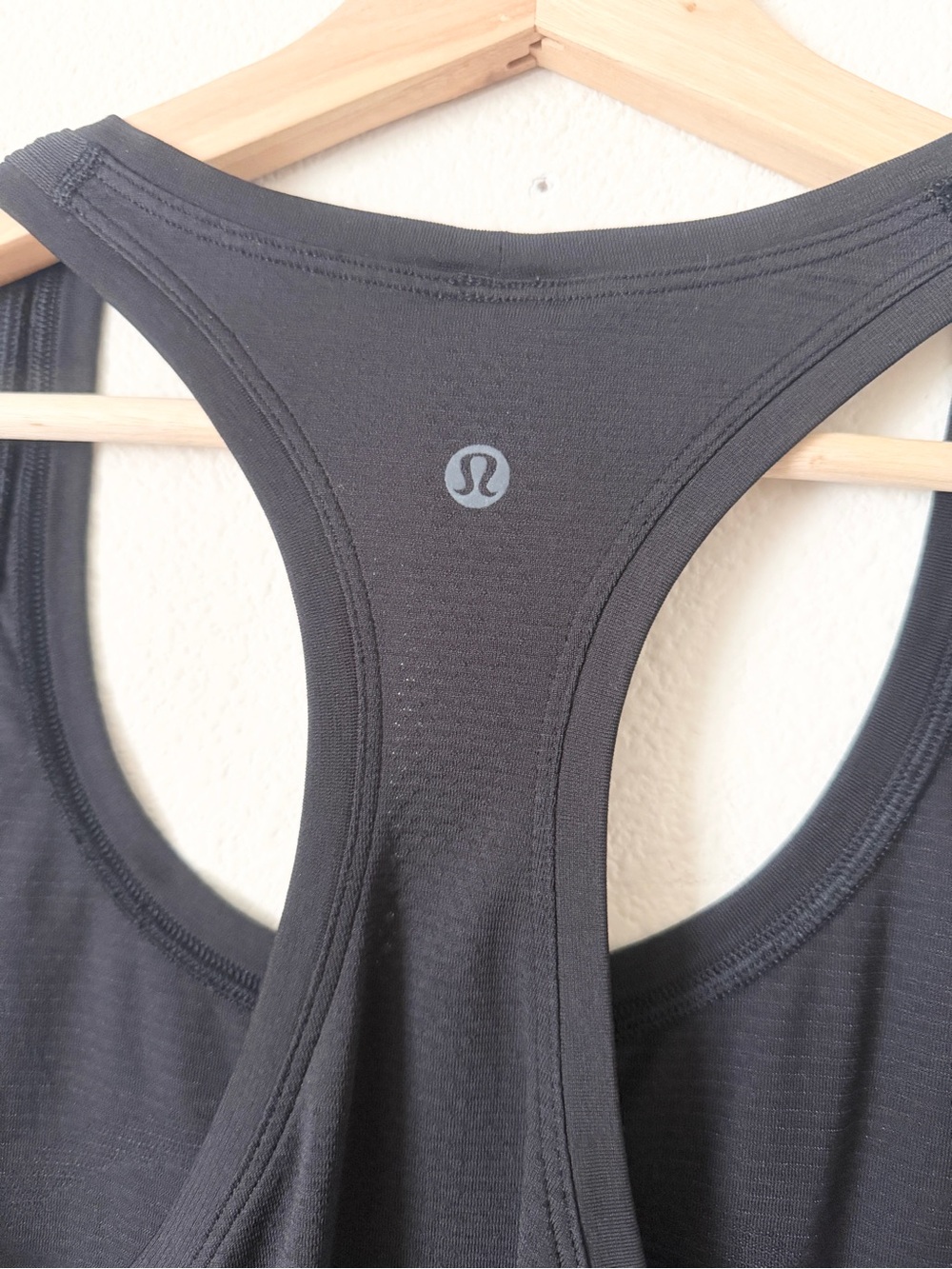 Lululemon SIZE 8 Swiftly Tech race waist length tank top in black - Picture 4 of 4